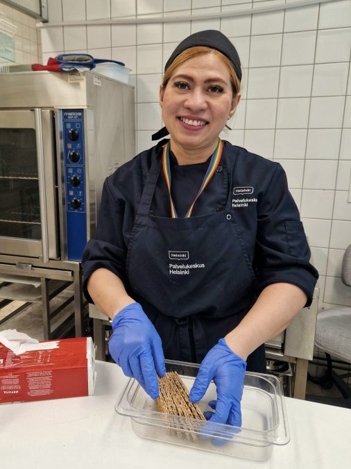 Kuvassa oppisopimuskoulutuksen kautta Palvelukeskukselle työllistynyt Tanyarat.